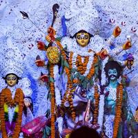 göttin durga mit traditionellem blick in nahansicht bei einem südkolkata durga puja, durga puja idol, einem größten hindu-navratri-festival in indien foto