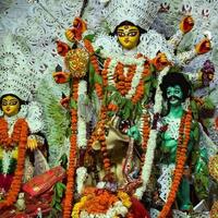 göttin durga mit traditionellem blick in nahansicht bei einem südkolkata durga puja, durga puja idol, einem größten hindu-navratri-festival in indien foto