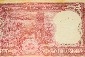 alte zwei rupie-scheine kombiniert auf dem tisch, indisches geld auf dem rotierenden tisch. alte indische Banknoten auf einem rotierenden Tisch, indische Währung auf dem Tisch foto