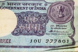 alte rupie-noten kombiniert auf dem tisch, indisches geld auf dem rotierenden tisch. alte indische Banknoten auf einem rotierenden Tisch, indische Währung auf dem Tisch foto