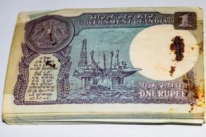 alte rupie-noten kombiniert auf dem tisch, indisches geld auf dem rotierenden tisch. alte indische Banknoten auf einem rotierenden Tisch, indische Währung auf dem Tisch foto