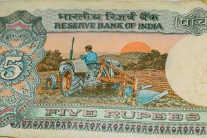 Alte Fünf-Rupien-Noten kombiniert auf dem Tisch, indisches Geld auf dem Drehtisch. alte indische Banknoten auf einem rotierenden Tisch, indische Währung auf dem Tisch foto