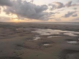 Sonnenuntergang am Strand von Juist foto