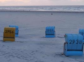 sommerabend am strand von juist foto