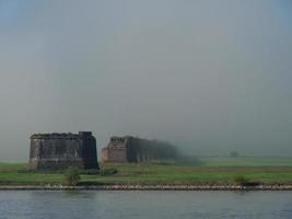 morgens der rhein bei wesel foto