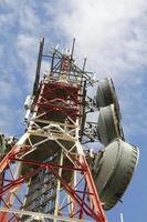 Telekommunikationsturm gegen blauen Himmel foto