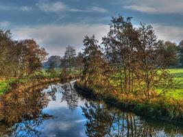 der kleine fluss aa bei borken foto