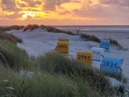 sommerabend am strand von juist foto