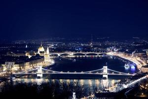 Budapester Brücken und Parlamentspalast bei Nacht