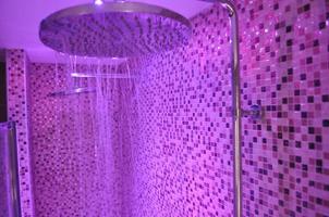 Dusche mit rosa LED-Licht foto