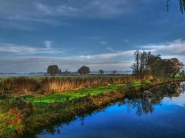 der kleine fluss aa bei borken foto