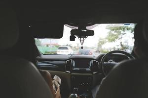 Auto im Cockpit erwachsenes asiatisches Paar Transport in der Stadt. foto