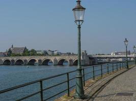 die stadt maastricht an der maas in den niederlanden foto