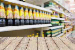 Holztisch auf Supermarkt verwischen Hintergrund foto