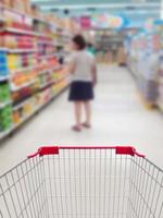 weibliches Einkaufen im Supermarkt foto