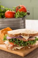 Schinken-Puten-Sandwich mit Salat und Tomaten