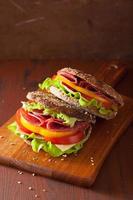 gesundes Sandwich mit Salami-Tomaten-Pfeffer und Salat foto