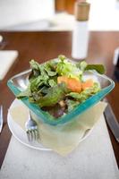 frischer Gartensalat mit einer Gabel. foto