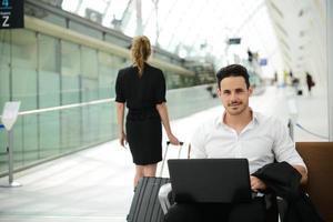 schöner junger Geschäftsmann öffentliche Station mit Computer im WiFi-Bereich