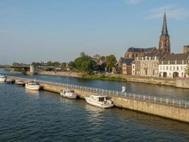 die stadt maastricht an der maas in den niederlanden foto