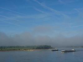 morgens der rhein bei wesel foto