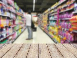 Holzboden und Supermarkt verwischen den Hintergrund foto