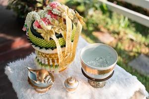 Conch-Bewässerungszeremonie mit Muschel, Weihwasser, Girlande auf Sockel am Hochzeitstag foto