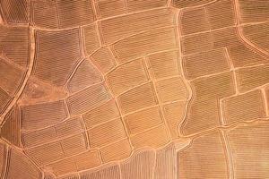 landwirtschaftliche Bodenrille, Landfleckenfeld, das sich für den Anbau auf Ackerland auf dem Land vorbereitet foto