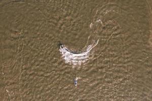 Jet-Ski-Rennen und Drehen auf dem Fluss, Wassersportwettbewerb foto