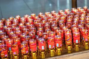 chinesischer Kerzenhalter aus rotem Glas mit leuchtendem Tempel im Kerzenlicht foto