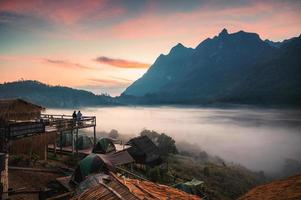 sonnenaufgang von doi luang chiang dao berg und neblig im tal im traditionellen stammdorf foto