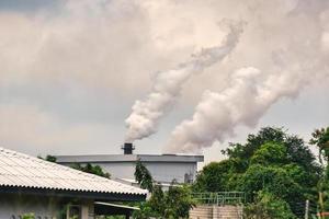 Emission von Rauch in die Luft aus Schornsteinen von Industrieanlagen foto