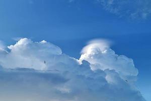 weiße linsenförmige Wolken am blauen Himmel foto