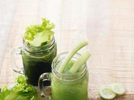Smoothie Detox Salat und Gurke auf Holzhintergrund foto