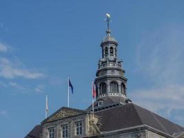 die stadt maastricht an der maas in den niederlanden foto