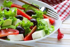 mediterraner Salat mit schwarzen Oliven, Salat, Käse und Tomaten