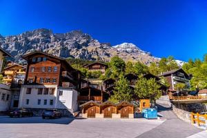 Chalet und Hotels im Schweizer Dorf in den Alpen, Leukerbad, Leuk, vis foto