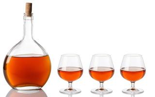 Flasche und Glas mit Cognac foto