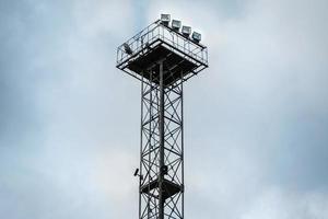 Alarmturm und grauer Himmel foto