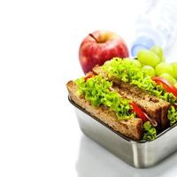 Brotdose mit Sandwiches und Obst foto