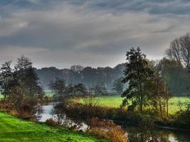 der kleine fluss aa bei borken foto