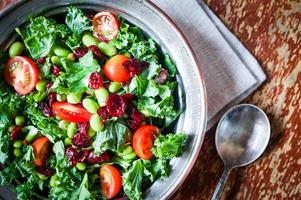 Grünkohl-Edamame-Salat auf rustikalem Hintergrund