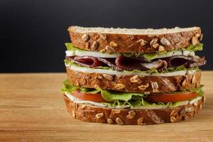 Sandwich auf Holzhintergrund