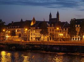 die stadt maastricht an der maas in den niederlanden foto