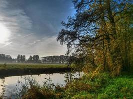 der kleine fluss aa bei borken foto