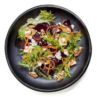 Rote-Bete-Salat mit Feta-Walnüssen und Karotten foto