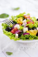 Griechischer Salat auf einer weißen Schüssel