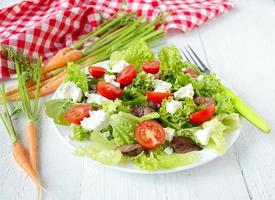 Salat mit Hühnerleber. Kirschtomaten und Feta-Käse