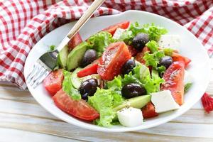 mediterraner Salat mit schwarzen Oliven, Salat, Käse und Tomaten
