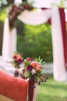 Hochzeitsstrauß und Blumendekorationen am Hochzeitstag foto